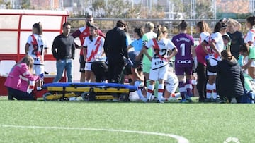 El médico del Athletic atiende a Camila Sáez.