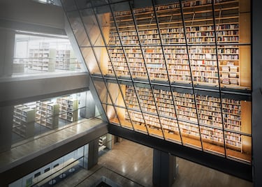 Conocida popularmente como el Castillo de la Luz, siendo uno de los edificios más icónicos y simbólicos de la moderna capital letona. Fue diseñada por el arquitecto letón-estadounidense Gunnar Birkerts (1925-2017).
