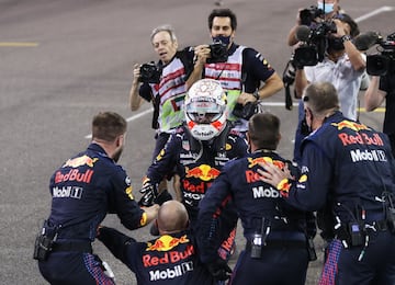 Celebración de Max Verstappen tras proclamarse campeón del mundo de la Fórmula 1 en el circuito de Yas Marina. 