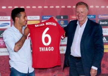 Thiago junto al director gerente, Karl-Heinz Rummenigge.