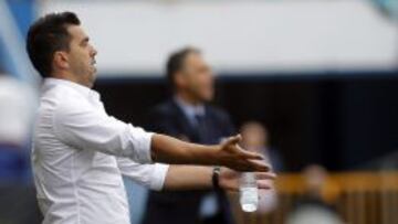 El entrenador del Getafe, el rumano Cosmin Contra, da instrucciones desde la banda durante el partido de liga que están disputando esta tarde contra el Levante en el estadio Ciutat de Valencia.