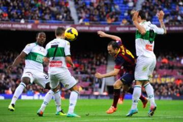 Andrés Iniesta lo intenta ante la defensa del Elche.