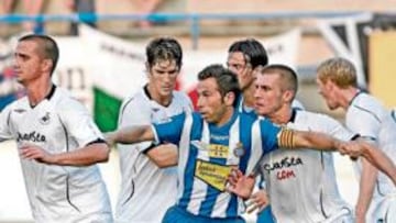 <b>GOLEADOR. </b>Raúl Tamudo no faltó a su cita con el gol, pese a que Alberto Serrán le vigiló de cerca durante todo el partido.