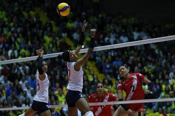 La Selección Colombia de Voleibol Femenino venció en sets corridos a Perú en el Coliseo El Salitre y definirá el cupo a los Juegos Olímpicos Tokio 2020 frente a Argentina.