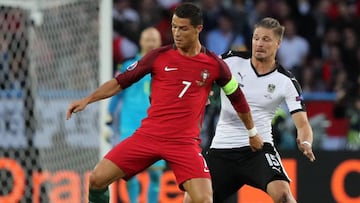 . Paris (France), 18/06/2016.- Cristiano Ronaldo (L) of Portugal in action against Sebastian Proedl of Austria during the UEFA EURO 2016 group F preliminary round match between Portugal and Austria at Parc des Princes in Paris, France, 18 June 2016.
 
 (RESTRICTIONS APPLY: For editorial news reporting purposes only. Not used for commercial or marketing purposes without prior written approval of UEFA. Images must appear as still images and must not emulate match action video footage. Photographs published in online publications (whether via the Internet or otherwise) shall have an interval of at least 20 seconds between the posting.) (Francia) EFE/EPA/ABEDIN TAHERKENAREH EDITORIAL USE ONLY