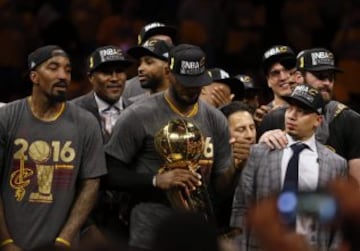 El primer anillo de los Cavs: fiesta en Oakland y fiestón en Cleveland