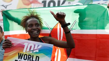 GRAF4908. VALENCIA, 14/01/2024.- La atleta keniana Agnes Jebet Ngetich ha batido este domingo el récord del mundo de 10K con una marca de 28:45 en la 10K Valencia Ibercaja al superar el récord que ostentaba Yalemzerf Yehualaw (Castellón 2022, 29:14). EFE/Biel Aliño
