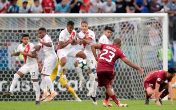 Salomón Rondón en un lanzamiento de falta directa.