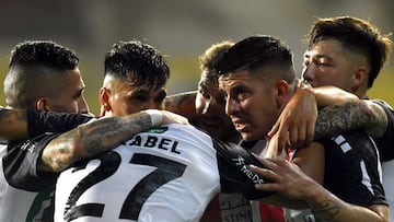 Futbol, Palestino vs Cruzeiro.
Copa Sudamericana 2025.
El jugador de Palestino Jonathan Benitez, centro, celebra tras marcar un gol contra Cruzeiro durante un partido del Grupo E de la Copa Sudamericana disputado en el estadio Francisco Sanchez Rumoroso de Coquimbo, Chile.
24/04/2025
Alejandro Pizarro Ubilla/Photosport
Football, Palestino vs Cruzeiro.
Copa Sudamericana 2025.
2025 Copa Sudamericana Championship.
Palestino player Jonathan Benitez, center, celebrates after scoring against Cruzeiro during a Group E match of the Copa Sudamericana Championship at the Francisco Sanchez Rumoroso stadium in Coquimbo, Chile.
24/04/2025
Alejandro Pizarro Ubilla/Photosport