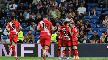 El Rayo celebra el gol de RdT en el Bernabéu.