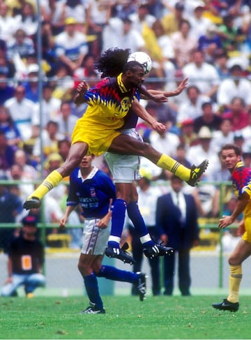 El atacante camerunés es gratamente recordado con América en la década de los 90. Llegó a Las Águilas para la temporada 1994-95, como parte de ‘Las Abejas Africanas’. El seleccionado nacional por su país ostentó en su momento la marca de 11 juegos consecutivos con gol en nuestro fútbol. También militó en el Atlético Yucatán y se retiró de las canchas en el 2000, en el fútbol francés, a la edad de 34 años. El diseño de imagen que le crearon al América por sus africanos, aún vende camisetas en nuestros tiempos.