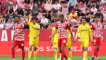 GIRONA, 20/05/2023.- El delantero del Villarreal Gerard Moreno (2i), celebra tras marcar un gol ante el Girona durante el partido de LaLiga Santander de la jornada 35 en el estadio municipal de Montilivi. EFE/David Borrat