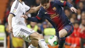 El defensa del Real Madrid, &Aacute;lvaro Arbeloa intenta cortar el avance deLeo Messi durante el encuentro correspondiente a la ida de las semifinales de la Copa del Rey.