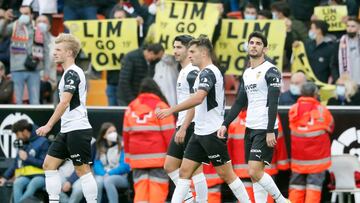 Wass, Soler, Duro y Guedes, con pancartas de protesta de Lim al fondo. 