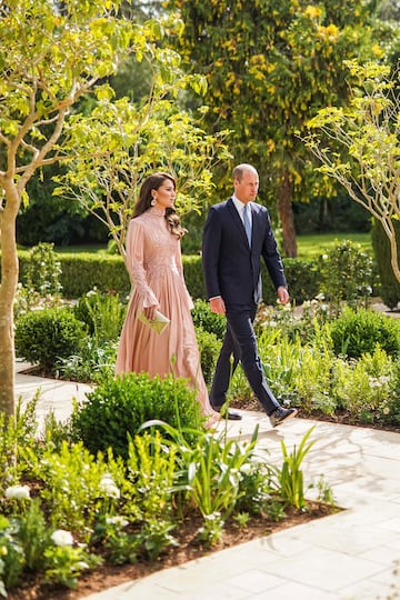 El príncipe Guillermo y la princesa Catalina de Gran Bretaña asisten a la boda real del príncipe heredero de Jordania Hussein y Rajwa al Saif.