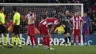 Los futbolistas del Atlético, cabizbajos tras perder con el Barcelona.