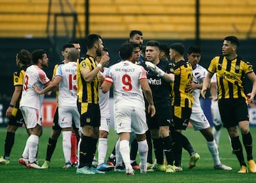 El superclásico uruguayo está protagonizado por los dos equipos más populares de Montevideo. Es el derbi más antiguo fuera de las islas británicas y tiene más de 100 años de historia: su primer enfrentamiento se remonta a 1900.