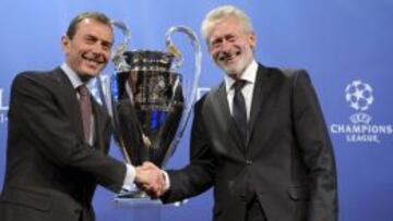 Butragueño y Breitner, con la Copa.