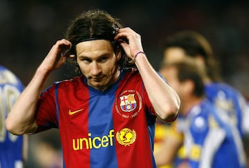 Su melena fue creciendo y el astro argentino se lo acomodaba como bien pudiera. Aquí se coloca el pelo con la diadema.