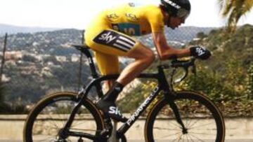 <b>VENCEDOR. </b>El británico Wiggins ganó la crono y subió al podio escoltado por Valverde y Westra.