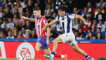El defensa del Atlético de Madrid Javier Galán (i) avanza con el balón durante el partido de Liga disputado entre Atlético de Madrid y Real Sociedad este domingo en el estadio de Anoeta.