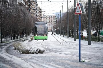 Un tranvía pasa por una calle con nieve y hielo en Vitoria-Gasteiz, Álava, País Vasco (España). La ciudad de Vitoria ha amanecido cubierto de un manto blanco de nieve después de que bajara la cota de nieve a los 200 metros. La nieve y el hielo han provocado problemas en las carreteras alavesas y se han cerrado puertos.