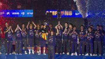 <b>EN EL CAMP NOU. </b>El estadio apenas cubrió la mitad del aforo para la celebración de la Copa y la despedida de Guardiola, que ni habló. Exhibieron los cuatro trofeos ganados.