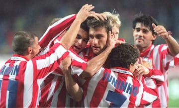 Los jugadores del Atlético celebran un gol de Vieri.