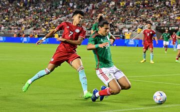 Luis Diaz disputa un balón con el mexicano Erick Gutiérrez durante el partido amistoso.