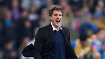Un aficionado de las ‘Gallinas’ llamó la atención del ex entrenador de Boca Juniors, quien no dudó en ir a la grada y hacerle frente.