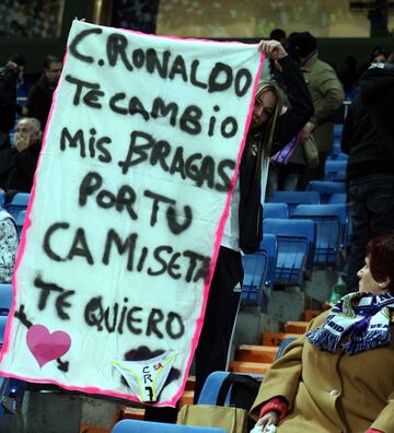 Una forma m¨¢s de pedir la camiseta desde la grada.