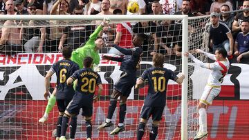 Lunin despeja el balón en una jugada del Rayo Vallecano-Real Madrid de LaLiga EA Sports.