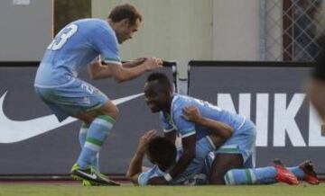 2-1. Cedrick celebra con sus compa?eros el segundo gol.