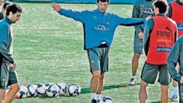 <b>EXPRESIVO. </b>En una mañana soleada y agradable, Mendilibar dirigió a sus jugadores ayer.