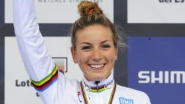 La ciclista francesa Pauline Ferrand-Prevot saludando al p&uacute;blico presente en Ponferrada tras colgarse el oro en la prueba de ciclismo en ruta en los Mundiales que se est&aacute;n celebrando estos d&iacute;as en la localidad leonesa.