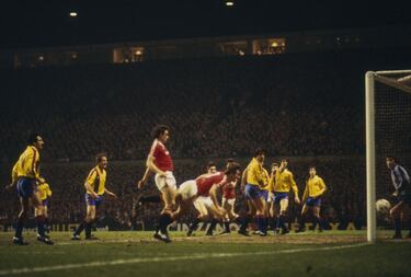 Manchester United 3-0 Barcelona. Un partido no demasiado recordado pero con el mismo aroma que el 4-0 de Anfield. El Barça de Schuster y Maradona fue eliminado en Old Trafford. Es una de las remontadas que se recuerdan con más cariño entre los red devils. Fue el 21 de marzo de 1984 cuando el United, dirigido por Ron Atkinson, tumbó al lujoso Barça de Menotti. En la ida, el Barcelona venció por 2-0 en el Camp Nou,con goles de Hogg en propia meta y Rojo. Pero en la vuelta, el conjunto de Menotti cayó por 3-0 con tantos de Bryan Robson y uno de Stapleton.