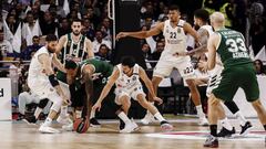 Campazzo pelea un bal&oacute;n a Thomas.