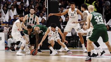 Campazzo pelea un balón a Thomas.