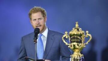 El pr&iacute;ncipe Henry con la Copa Webb Ellis.