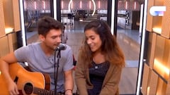 Los concursantes de OT 2018 Carlos Right y Julia interpretando juntos el tema &#039;Volverte a ver&#039; de Mal&uacute; y Pablo Albor&aacute;n