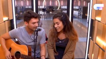 Los concursantes de OT 2018 Carlos Right y Julia interpretando juntos el tema &#039;Volverte a ver&#039; de Mal&uacute; y Pablo Albor&aacute;n