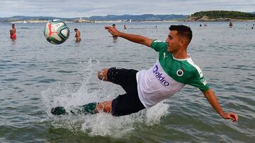 Aitor Buñuel remata un balón en pleno mar.
