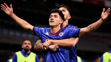 AME3357. CIUDAD DE MÉXICO (MÉXICO), 01/11/2023.- El jugador de Cruz Azul Carlos Antuna celebra una anotación ante Juárez hoy, durante un partido de la jornada 15 del Torneo Apertura del fútbol mexicano disputado en el Estadio Azteca de la Ciudad de México (México). EFE/ José Méndez