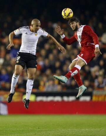 Feghouli pelea un balón con Insúa.