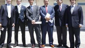 <b>TIEMPOS FELICES. </b>Los consejeros del Racing antes de que explotara el 'caso Alí'. Hoy la mayoría quiere irse, Pernía quedarse y Montalvo recuperar las acciones y venderlas de nuevo.