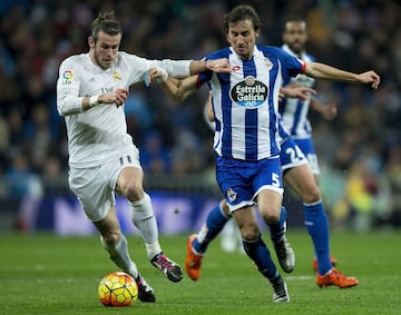 Vistió por primera vez la camiseta del Deportivo de la Coruña en la temporada 2015/16 llegando a jugar un total de 60 partidos oficiales como deportivista. 