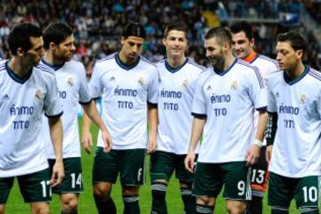 Los jugadores del Real Madrid con una camiseta dando ánimos a Tito tras su última recaída en diciembre del 2012.