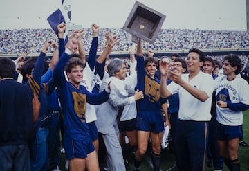 Miguel España festeja con los Pumas el campeonato.