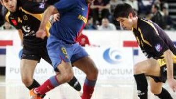 <b>PARTIDO CLAVE. </b>Juan Carlos López con el balón ante Hugo y Fabián.