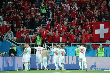 1-2. Xherdan Shaqiri celebró el segundo gol.